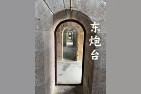 凑齐烟台东西炮台路线攻略，乘坐双层巴士17路车到月亮湾下车