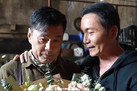 三十年前碰拳是戏，三十年后碰拳是义——鲜花会凋谢，武德永流传；致敬经典！#碰拳是男人的勋章 #致敬经典老电影 #正能量 #演员 #邹兆龙