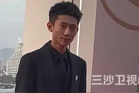 第六届海南岛国际电影节闭幕式，张一山身穿黑色西装帅气亮相，和大家打招呼的时候痞帅痞帅的@抖音短视频视频封面