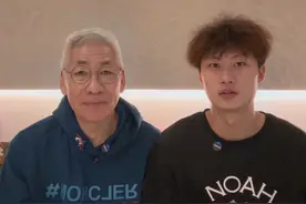 清华体育生 #黑皮体育生 #185帅哥 #清华田径人 之前采访了清华田径队的陈俊达，他是队里的颜值担当，个人最好的成绩是百米10秒6。  他喜欢情绪稳定、通情达理、自然美的女生，对自己的鼻子比较满意。  他拥抱“鸭子划水哲学”，看起来与世无争，其实内心有强烈想要的目标。对于年轻人普遍存在迷茫的问题，他觉得只要有坚定的内心，坚持把握当下，就会看到前方的微光。  咱们一起来看看这个上进的男大生的对话。