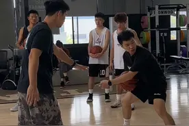 实战脚步🎒 胯下起手往往是纵向｜试试晃动后接反跨下交叉步（斜向），让你的实战会有不一样的感觉✍️#训练师唐天天视频封面