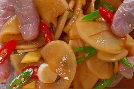 很多人做腌萝卜，一开始就放盐，难怪做出来不好吃，今天分享正确好吃的做法，您可要收藏好哦～