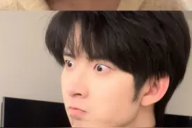 一到秋冬，为了牵手，付出了太多……#情侣日常 #静电 #真实还原 #科普 #粉色静电