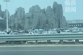 京沪高速临沂服务区火出圈了，路过的游客必须下来打个卡。视频封面