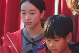 45岁吴尊带14岁女儿和11岁儿子现身 14岁女儿#neinei 看上去很娴静。11岁儿子max对扎染小玩偶爱不释手。其实吴太太也在台下。一家人颜值超级高！#吴尊 #偶遇明星 #星二代视频封面