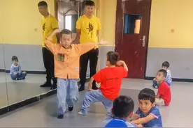 Ak layli#阿图什舞蹈 #新疆娃娃 #双面夹克反正是我 #舞蹈课堂随拍 #少儿街舞breaking