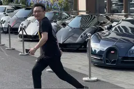 还记得Mike大佬喜提帕加尼Zonda意气风发，忍不住亲自上前拍照！如今Zonda F已升级为全球唯一一台Zonda MY回归，期待Mike大佬亲自带它回家#Mike #帕加尼Zonda #路人视角 #抖音汽车 #dou是好车视频封面