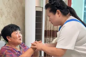 面条做法，麻将加水加盐备用，蒜沫多来点加醋，盐，香油，备用，豆角黄瓜都抄熟备用，面条熟了放凉水里，锅热放花椒放油，油热烹酱油，醋，面条上一放就熟了，特别简单，#民间传统美食 #我的乡村生活 #夏天的味道  #面条