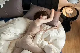 为什么睡觉时喜欢把脚放被子外面？#小知识 #睡觉 #习惯视频封面