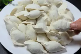 煮速冻饺子，切记别用开水和冷水煮，教你方法，出锅和现包的一样视频封面