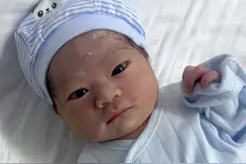 #刚出生的宝宝 不哭也不闹，睁着大大的眼睛到处看🙈#人类幼崽 #小奶娃 #产房视频封面