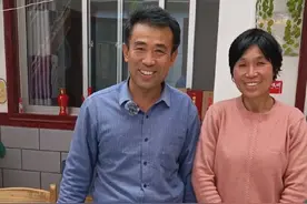 这里是山东日照吴家台，渔村和大海一路之隔，步行几分钟就能到海边看海上日出。紧靠日照森林公园，距离万平口、东夷小镇也很近，优质的金沙滩可以洗海澡，礁石赶海园免费开放，可以体验赶海拾贝的乐趣，码头可以坐船出海捕鱼钓鱼，咱是自己家的房子做渔家乐民宿，一个房间100能住3-4人，有人人都能吃得起的海鲜，诚信经营、明码标价，不欺客不宰客，好客山东、大美日照，这个夏天快带着您的家人朋友来日照看海吧！#日照旅游攻略 #赶海 #海鲜 #带你去看海 #旅行推荐官 @DOU+小助手