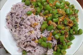 家常菜就是最好的减脂餐，很好吃的肉末豆角饭～ 一大盘全部吃完，热量也不到450大卡啊～让小姑娘尝试一口饭嚼30下再吞，她跟我说，第10下就不在嘴巴里了～虽然，她还完全做不到，但是，愿意尝试，愿意自己想办法去改变，就是一个很好的开始啊……#生活化减脂 #日常做饭 #减肥日常vlog #吃瘦不饿瘦 #好好吃饭好好生活