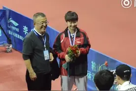 超级大方的小莎，一人一支花🌸#孙颖莎 ©️孙颖莎的考古收藏包