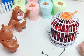 玩具故事：熊大熊二把光头强的樱桃拿走了#玩具视频及玩具小故事视频封面