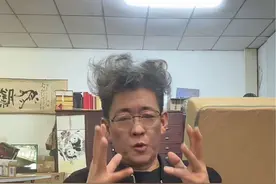 容易跑进家里的蛇 三种容易进入家中的蛇：黑眉锦蛇，也称美女蛇，有益人类；火赤链，无毒，无孔不入；银环蛇，毒性强，被咬后需及时就医并扎住伤口。同时推荐蛇油膏，适合手脚干裂。#蛇油膏手足防干裂滋润护手霜 #蛇油膏视频封面