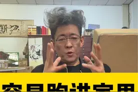容易跑进家里的蛇 三种容易进入家中的蛇：黑眉锦蛇，也称美女蛇，有益人类；火赤链，无毒，无孔不入；银环蛇，毒性强，被咬后需及时就医并扎住伤口。同时推荐蛇油膏，适合手脚干裂。#蛇油膏手足防干裂滋润护手霜 #蛇油膏视频封面