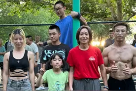 男女老少同杠，全民健身！ 看到最后190斤爷爷我惊呆了……#单杠 #运动高手在民间 #引体向上视频封面