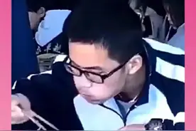 你们高中生都是属饕餮的吧！#学生时代 #纯饿 #高中 #学生 #发疯视频封面