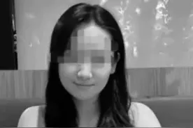 近日，27岁女游客在三亚被蛇咬伤身亡，引发关注。6月3日，封面新闻记者采访女游客李丽（化名）的男友张鹏（化名），6月1日晚，张鹏与女友李丽刚抵达三亚，晚上入住酒店后外出散步，不料在距酒店300米处，李丽脚趾突然被绿化带窜出的不明生物咬伤。因光线昏暗，两人仅看到伤口两点牙印，怀疑被蛇咬。张鹏紧急背女友回酒店求助无果，自行冲洗伤口后打车前往三亚中心医院。途中李丽出现呕吐，抵达医院时告知医生可能被蛇咬，却被判断“不排除是虫咬”。打吊水期间，李丽意识模糊，第二次查血后，医生才怀疑毒蛇咬伤，建议转院。凌晨4点半，陷入昏厥的李丽被转送至四二五医院，此时距离被咬已超4小时。清晨7点20分，医生宣告抢救无效。对此，温州市蛇类研究所陈俊标分析，从症状判断李丽极可能是被银环蛇咬伤，若第一时间科学处置本可保命！被蛇咬后辨别类型是关键：无疼痛肿胀多为神经毒（金环、银环蛇），黄金抢救期极短；患肢肿痛则是血液毒，需避免过度绑扎。#被蛇咬 #旅游安全 #特别提醒