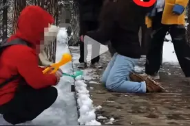 男子回应为何踢毁栈道上游客做的雪人：遭恶意剪辑，堆雪人危害 公共安全。#男子回应为何踢毁栈道上游客做的雪人 #男子踢毁游客做的一排雪人被网暴 #男子踢毁游客做的一排雪人 #景区称会制止游客栈桥上堆雪人行为 #四姑娘山视频封面