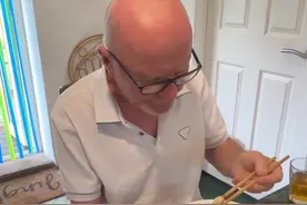 我们是二十几年的中英跨国家庭，自从几年前我公公无意中跟我们吃过一顿中餐后，现在哪怕一碗简简单单的面条也成了他做梦都想吃的美食#老外吃中餐 #跨国家庭 #英国生活#海外生活