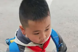 出门给陌生人送奥特曼卡片，看看它们什么表情 #奥特曼卡片 #送卡视频封面