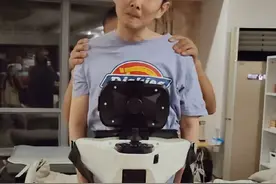 有意识并不代表意识清醒 ｜唤醒植物人难易程度如果分等级，彭亚楼应该可以分类到最难唤醒等级了吧，完完全全是靠日复一日年复一年悉心照料，和成千上万的重复刺激锻炼才一点点摆脱植物人状态，一点点突破意识障碍，一点点苏醒。 人的大脑真的很奇妙，从无意识到有意识再到意识清醒，明明就是睡一觉的事，换一种生命状态，每一个意识状态的突破都难如登天。 #彭亚楼煤气中毒康复日记 #七松家日记 #每日小记