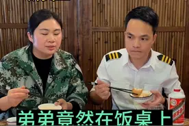 公司聚餐我们这一桌全都是高管，小老板安排姐姐和我们一桌，可是姐姐每次夹菜都有人故意转桌子，我看着心疼我立刻站起来叫暂停给姐姐夹菜，此时没有人再敢转桌。#正能量#情感#万万没想到#意想不到的结局 #美食视频封面