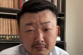 老人花2400万给儿子全款买房，结婚三个月离婚，儿媳分一半？ #夫妻共同财产#夫妻共同债务#赠予 #黑袍律师视频封面