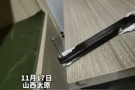 11月17日，山西太原。山西太原一家长爆料，儿子被7个同学持铁棍殴打，铁棍上有钉子 身上到处都是窟窿眼。视频封面