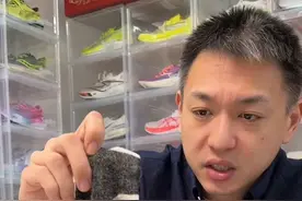 一双袜子将近一百块钱，现在的国产品牌都这么狠了吗？#特步跑步装备 #特步驳速袜 #轻松跑出色  #321跑步节视频封面