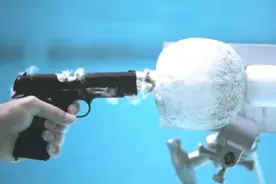 老外在自家水池里测试45ACP枪弹能打多远#武器科普