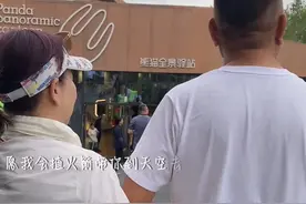 叻哥不管去到哪里，都是和秀姑手牵手形影不离，数十年如一日，娱乐圈中实属难得，祝福叻哥秀姑❤️#陈百祥 #黄杏秀视频封面