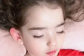 被女儿粘着是一种什么样的体验#骗你生女儿 #爸爸带娃 #宝宝日常vlog  #迪士尼在逃公主视频封面