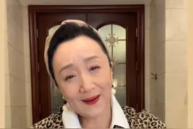 好久好久没有直播了，好久好久没有拍手势舞了。今儿就来一个@周周儿 @花火乐娱 #手势舞视频封面