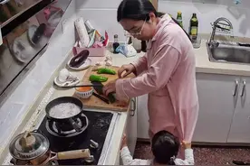我懂你赚钱养家辛苦，你知我持家带娃不易，相互理解相互分担，双向奔赴的爱，才是婚姻最好的状态#婚后生活 #夫妻日常 #监控下的一幕#双向奔赴才有意义视频封面