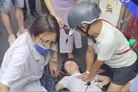 “心肺复苏”被质疑“袭胸”，别让挑刺的嘴，堵了救人的路！近日，湖南衡阳，一女子突然昏厥倒地，路过男子上前做心肺复苏。相关视频被发布到网上后引起争议。#视评来了 #媒体精选计划
