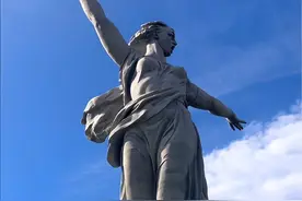 "她右手持以利剑，左手直指柏林" 来自苏联硬核美学——「祖国母亲在召唤」 #苏联 #俄罗斯 #雕塑艺术 #旅行大玩家视频封面