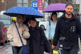 随机给陌生人送花，看路人是怎样的反应#国外视频分享 #街头送花 #路人视角 #治愈系笑容 #暖心瞬间视频封面