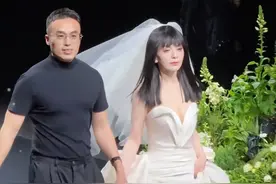 #王琳把婚纱穿出女王感 太美了！这能叫姨？刺激到我这个二旬老人了！#王琳#WangFeng婚纱#大秀视频封面