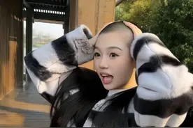 一键生成五一游被猴子抢假发特效 Ai猴子抢假发特效入口教程来了#Ai五一游被猴抢假发 #ai猴子抢假发特效 #ai猴子偷假发 #即梦ai #被猴子扯掉假发  ai猴子抢假发特效入口 ai猴子特效 猴子抢假发特效 ai猴子偷假发特效 被猴子扯假发特效 被猴子扯掉头发特效 ai五一特效 ai猴子特效打人 猴子揪假发特效 猴子抢假发特效 狗子被猴子扯掉假发特效视频封面