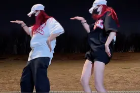 快拉你姐妹一起拍这个简单又魔性的melody #带着舞蹈去旅行 #抖音潮流舞蹈地图#小鸡炖香蕉扭扭舞 #chickenbanana