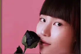 男老师假借辅导女同学练瑜伽机会，趁机做出禽兽之举视频封面