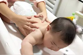 家有德华是什么体验？不是不找月嫂，而是十元一天的德华更好#德华带娃 #人类幼崽 #萌娃 #二胎 #姐姐带娃视频封面