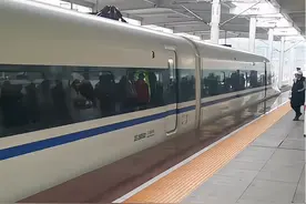 铁道线上的中国，重庆北站（和谐号进站）。G3473次高铁列车从济南西站到昆明南站总共有17站，10:44发车，21:57到达，全程耗时约11小时13分钟。 途经站点有郑州东站、长葛北站、平顶山西站、南阳东站、邓州东站、襄阳东站、南漳站、兴山站、奉节站、万州北站、重庆北站、重庆西站、遵义站、贵阳北站、安顺西站、曲靖北站、昆明南站。#铁道线上的中国 #高铁 #火车站 #内容启发搜索 #铁路摄影视频封面