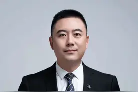 #山东小伙用AI在景区沉浸式办公 小伙在景区体验活动，用AI解决工作难题  #公司顶梁柱在景区用AI写总结视频封面