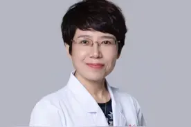 71.鳞状细胞癌（鳞癌）—是一种来源于表皮或附属器角质细胞的恶性肿瘤，具有侵袭性，生长迅速，可以沿着淋巴道转移。为什会发生鳞癌，与以下因素明显有关：（1）紫外线，长期的日光中紫外线的照射，是不可忽视的因素；（2）化学致癌因素的刺激，如砷、焦油、沥青等；（3）癌前期皮肤病，如日光性角化、砷角化病、放射性皮炎等基础上容易发生癌变；（4）瘢痕、慢性溃疡、外伤等易发生癌变。因此，如果在瘢痕、慢性溃疡、慢性角化病或正常皮肤上出现增长迅速的糜烂破溃性结节斑块，应引起高度警惕，及时到医院就诊。#鳞癌 #皮肤癌 #紫外线 #瘢痕 #硬核健康科普行动