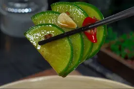 好多人腌萝卜一开始就放盐，难怪做出来吃着不脆爽，今天把饭店大厨的做法分享给大家，记得收藏#萝卜 #爽口腌萝卜做法视频封面