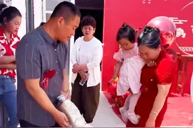 感人婚礼现场！新郎再次返回家中为岳父岳母跪拜感恩！#上热门#现场实拍 #感人一幕 #感恩父母 #今天是个好日子视频封面